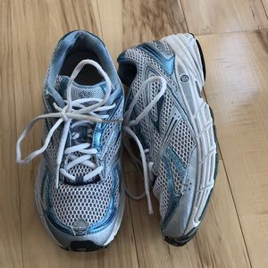 brooks mogo womens shoes